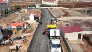 Pazarcık Mehmet Emin Arıkoğlu Mahallesi’nde yaklaşık 1 kilometrelik yol sıcak